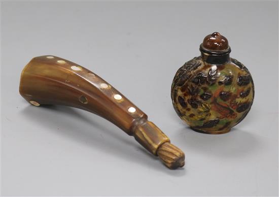 A Chinese horn and mother of pearl snuff bottle and a faux tortoiseshell snuff bottle (761, 769)